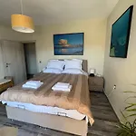 Arty Loft With Sea & Views 公寓 扎金索斯镇