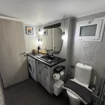 Arty Loft With Sea & Views 扎金索斯镇