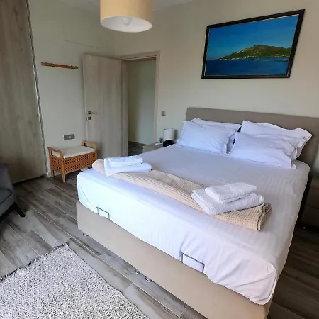 Arty Loft With Sea & Views Apartment *