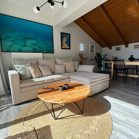 Arty Loft With Sea & Views Apartment