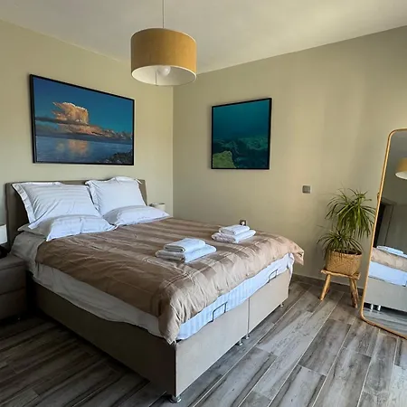 Arty Loft With Sea & Views Appartement