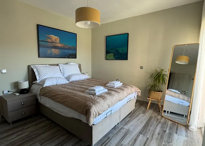 Arty Loft With Sea & Views Apartment